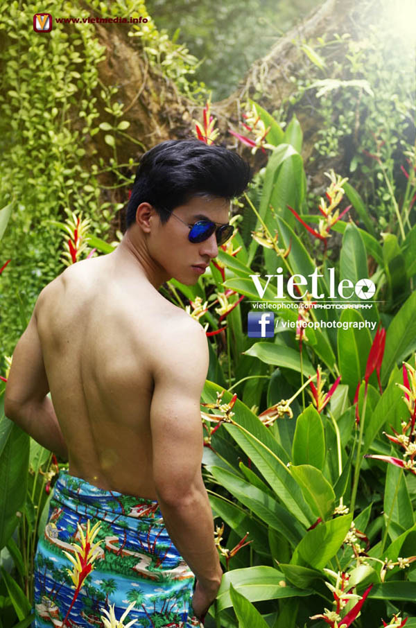 Ch&agrave;ng si&ecirc;u mẫu phong c&aacute;ch V&otilde; Văn Nam tươi trẻ với t&ocirc;ng m&agrave;u h&egrave; nhiệt đới Hawaii